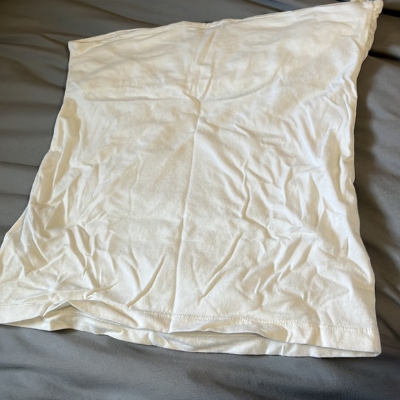 White sleeveless top - Picture 2 of 3